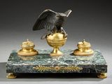 une statue représentant un aigle perché sur une table