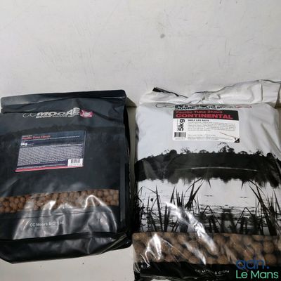 deux sacs de nourriture posés l'un à côté de l'autre sur une table