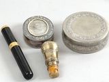 un stylo, une boîte et un stylo posé sur une table