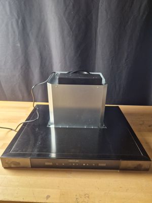 l'image d'un ordinateur portable posé sur une table en bois