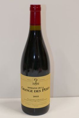 une bouteille de vin posée sur une table