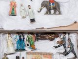 de nombreuses figurines dans la boîte posée sur la table