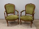 paire de fauteuils rembourrés verts avec structure et accoudoirs en bois