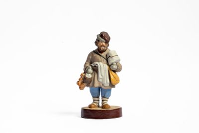 Statuette GARDNER en biscuit polychrome reposant sur une bas…