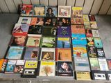 beaucoup de DVD posés par terre, les uns à côté des autres