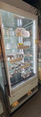 une vitrine contenant toute une gamme de pâtisseries