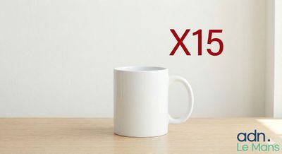 une tasse à café blanche posée sur une table, avec une fenêtre en arrière-plan