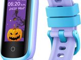 une montre connectée violette et bleue dont l'écran affiche un motif sur le thème d'Halloween