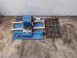 une petite machine posée au sol à côté d'une porte