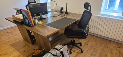 2 bureaux stratifiés imitation bois et 2 meubles roulants (A…