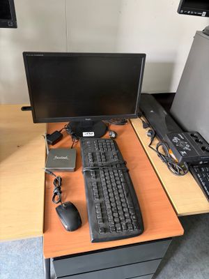 Trois écrans IIYAMA, une tour centrale BE QUIET et un ondule…