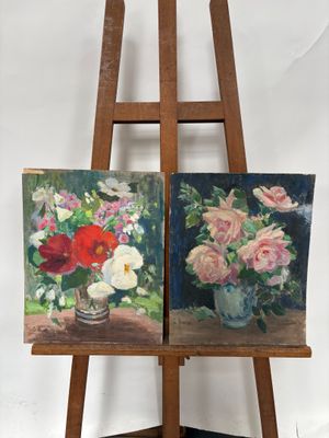 deux tableaux représentant des fleurs dans un vase, posées sur un chevalet en bois