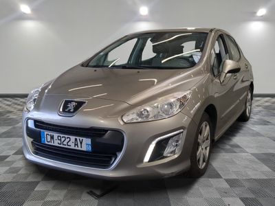 la voiture argentée est garée dans le garage sur le sol en damier