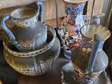 de nombreux vases et bols posés sur une table