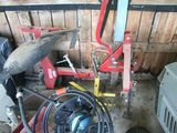 une photo d'un garage rempli d'outils