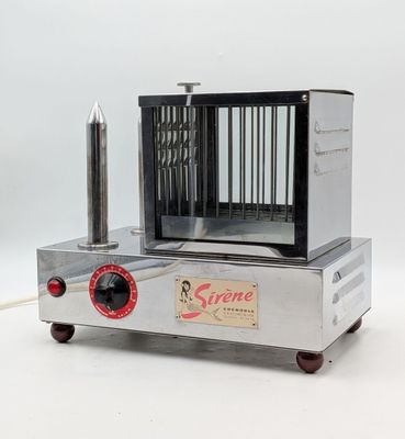 une machine argentée avec une poignée rouge sur un fond blanc