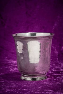 Timbale en argent, de forme tulipe, unie, le bord paré d’un …