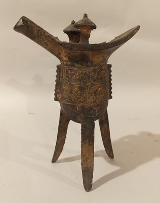 une vieille statue en bronze représentant un homme coiffé d'un chapeau