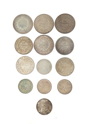 l'image d'un paquet de pièces de monnaie posé sur une surface blanche