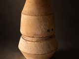 un vase posé sur une table à fond noir