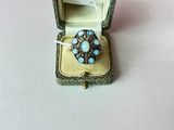 une petite boîte contenant une bague, posée sur une table