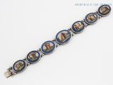 un gros plan d'un bracelet orné d'une image