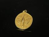 une image représentant une médaille d'or sur laquelle figure un oiseau