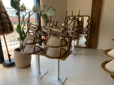 les nombreuses chaises exposées dans une pièce