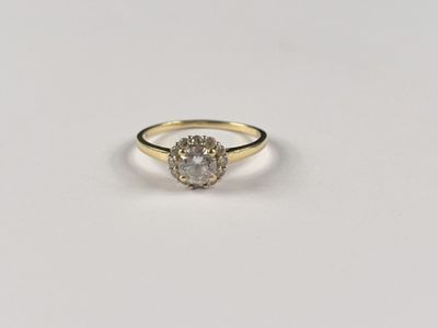 gros plan d'une bague en diamant sur une surface blanche
