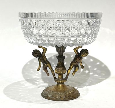 Coupe en cristal taillé et piétement en laiton figurant des …