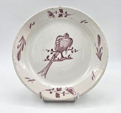 SUD-OUEST. Assiette circulaire en faïence à décor en camaïeu…