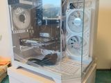 un boîtier d'ordinateur posé sur une boîte blanche