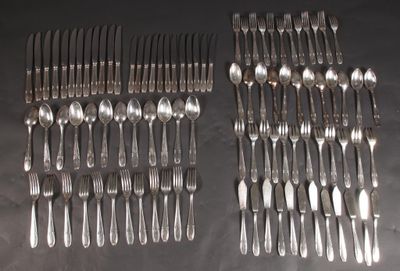 Dans un écrin : Ménagère en métal argenté modèle feuilles pl…