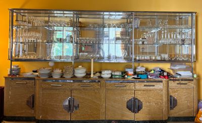 une vitrine remplie de vaisselle