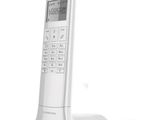 une photo d'un téléphone portable blanc posé sur un support