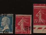 quatre timbres de couleurs différentes représentant une femme, sur un fond noir