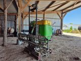 une machine verte et jaune qui se trouve dans un bâtiment