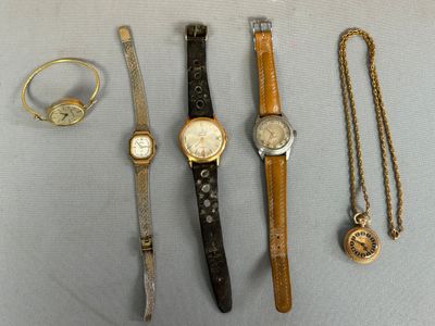 Plusieurs montres et bracelets différents sont exposés sur une table