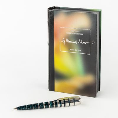 une image représentant un livre devant lequel se trouve un stylo