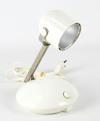 une lampe blanche posée sur une table
