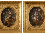 deux tableaux représentant des fleurs, dans un cadre doré, sur fond blanc
