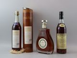 trois bouteilles d'alcool sont posées les unes à côté des autres sur une table