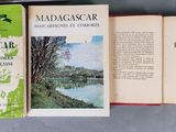 trois livres posés sur une table, à côté d'une paire de ciseaux
