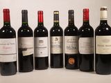 six bouteilles de vin sont alignées sur une table