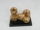 sculpture en bronze représentant un chien couché sur un socle noir