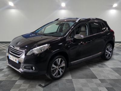 la voiture noire est garée sur un sol en damier dans le garage