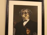 une photo d'un chien en smoking accrochée au mur