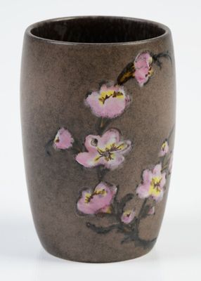 un vase marron orné de fleurs roses peintes