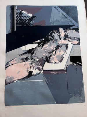 une photo d'une photo représentant une personne allongée sur un canapé