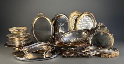 beaucoup d'assiettes et de plats en argent sur la table
